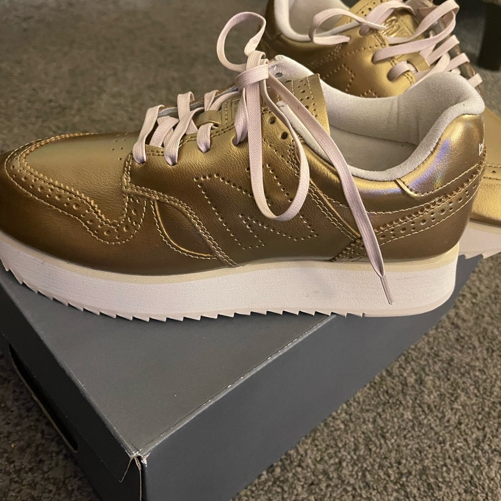 New Balance 520 Platform Gold Women Sneakers size 9 1/2 B NWOT